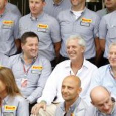 Paul Hembery y Marco Tronchetti en la foto de familia de Pirelli