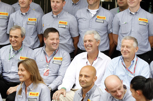 Paul Hembery y Marco Tronchetti en la foto de familia de Pirelli