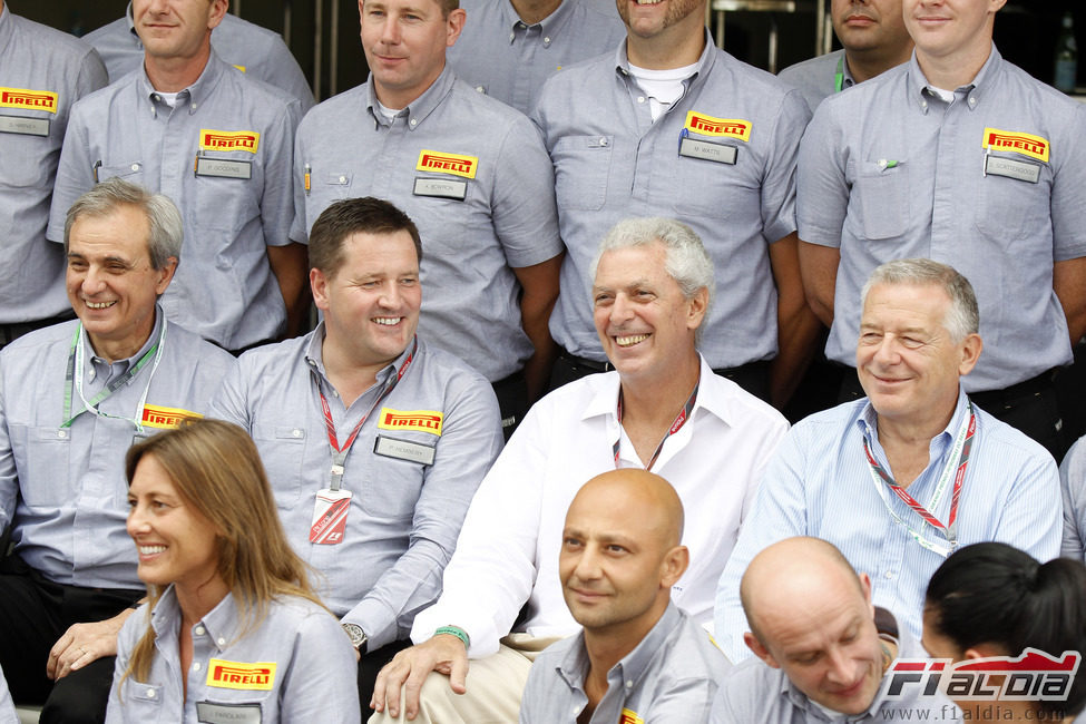 Paul Hembery y Marco Tronchetti en la foto de familia de Pirelli