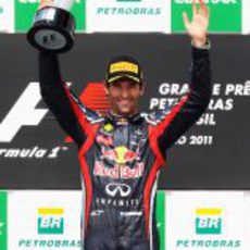 Mark Webber levanta su trofeo en el GP de Brasil 2011