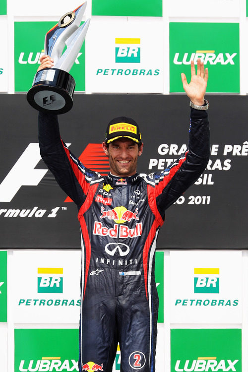 Mark Webber levanta su trofeo en el GP de Brasil 2011