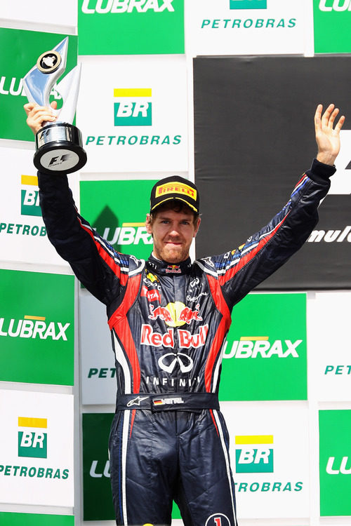 Sebastian Vettel levanta su trofeo en el GP de Brasil 2011