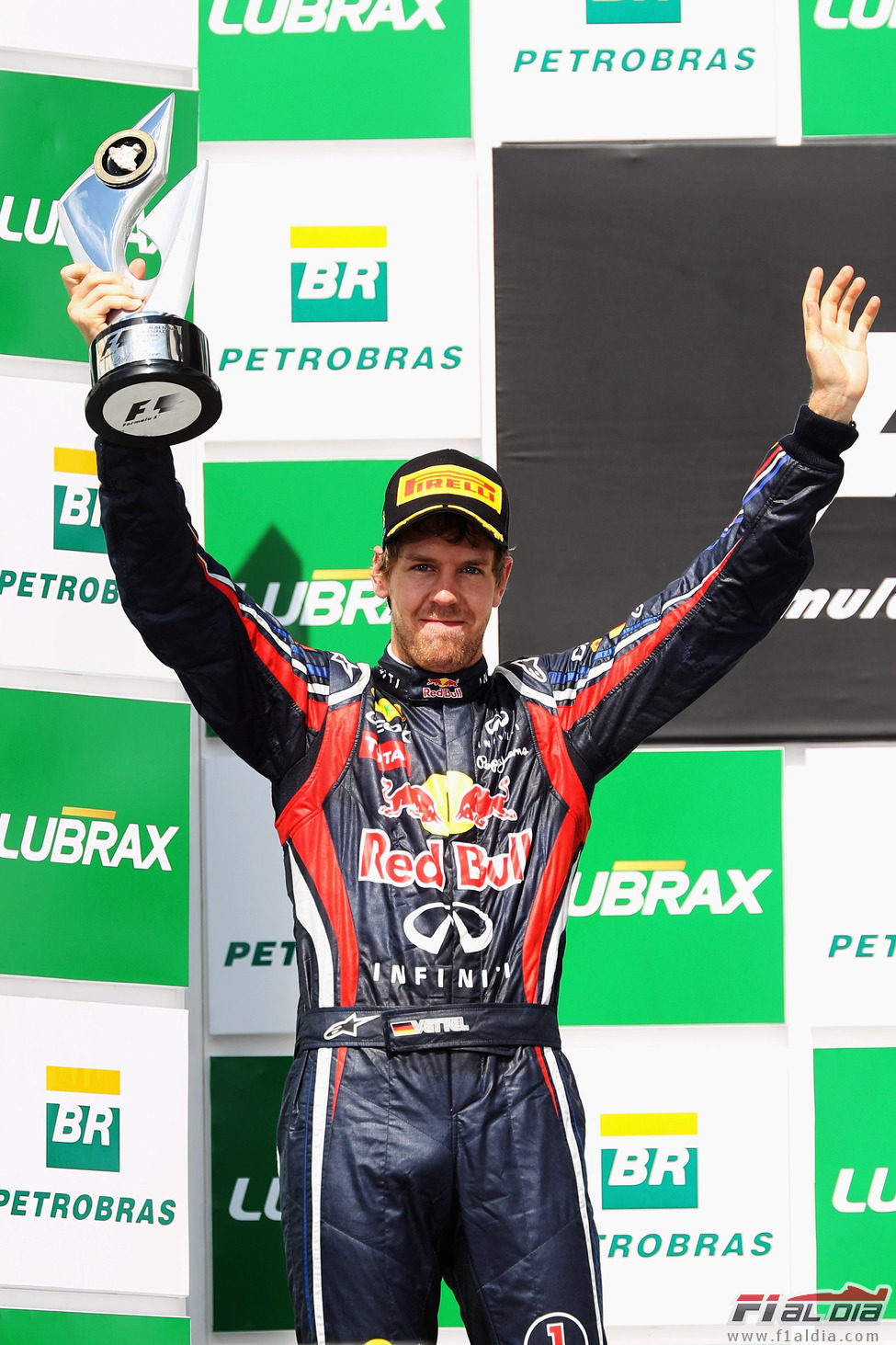 Sebastian Vettel levanta su trofeo en el GP de Brasil 2011