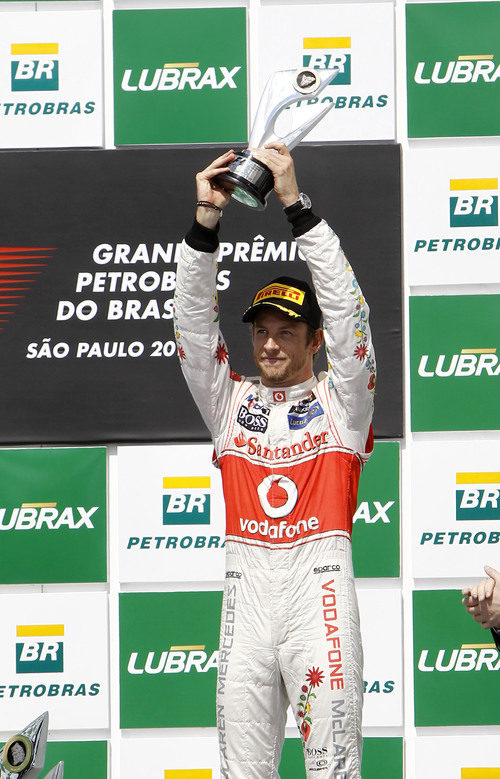 Jenson Button levanta su trofeo en el GP de Brasil 2011