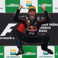 Mark Webber hace el salto del canguro en el podio de Brasil 2011