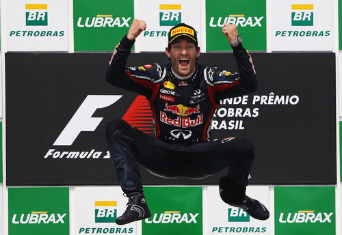 Mark Webber hace el salto del canguro en el podio de Brasil 2011