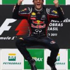 Mark Webber muy feliz en el podio del GP de Brasil 2011