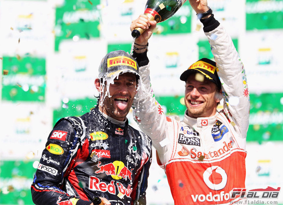 Jenson Button ducha en champán a Mark Webber en el podio de Interlagos