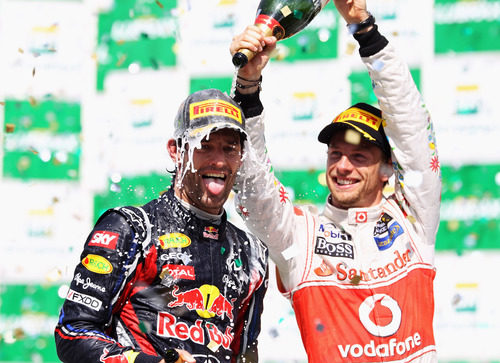 Jenson Button ducha en champán a Mark Webber en el podio de Interlagos