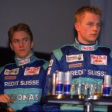 Kimi Räikkönen junto a Nick Heidfeld en la presentación de Sauber en 2001