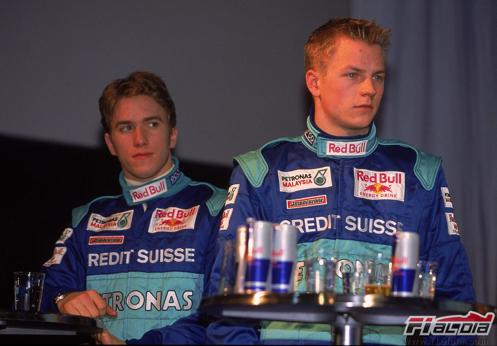 Kimi Räikkönen junto a Nick Heidfeld en la presentación de Sauber en 2001