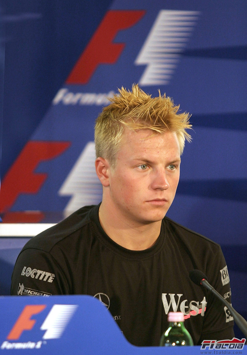 El rubio Kimi Räikkönen en la rueda de prensa de la FIA del GP de Hungría 2003