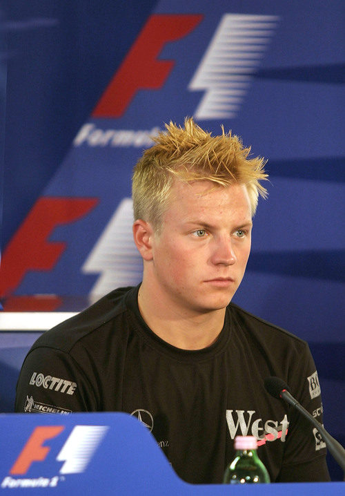 El rubio Kimi Räikkönen en la rueda de prensa de la FIA del GP de Hungría 2003