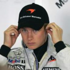 Kimi Räikkonen se pone los cascos en el GP de Australia 2005