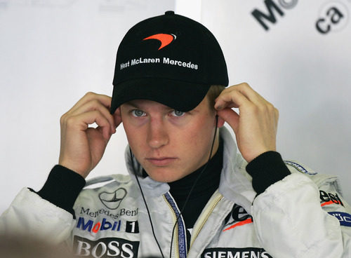 Kimi Räikkonen se pone los cascos en el GP de Australia 2005