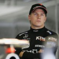 Kimi Räikkönen en el garaje de McLaren en Japón 2005