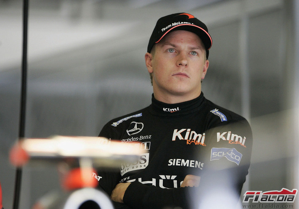 Kimi Räikkönen en el garaje de McLaren en Japón 2005