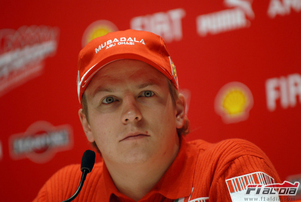 Kimi Räikkönen ficha por Ferrari para 2007