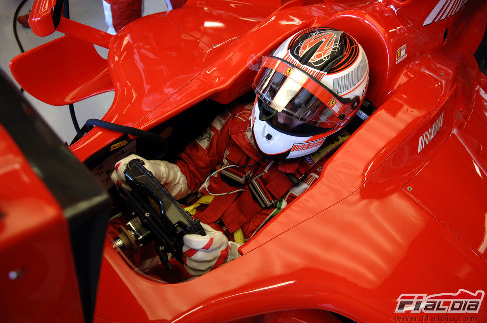 Kimi Räikkönen sentado en el Ferrari en el GP de Australia 2007
