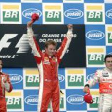 Kimi Räikkönen celebra la victoria y el título en el podio de Brasil 2007