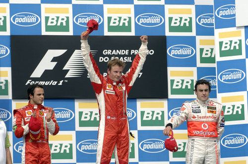 Kimi Räikkönen celebra la victoria y el título en el podio de Brasil 2007