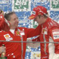 Jean Todt felicita a Kimi Räikkönen por su título de Campeón del Mundo de 2007