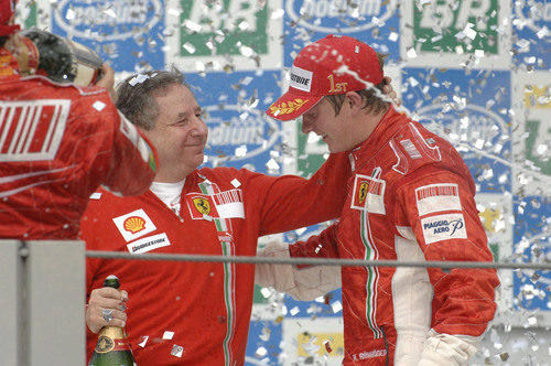 Jean Todt felicita a Kimi Räikkönen por su título de Campeón del Mundo de 2007