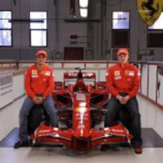 Felipe Massa y Kimi Räikkönen presentan el monoplaza de Ferrari para 2008