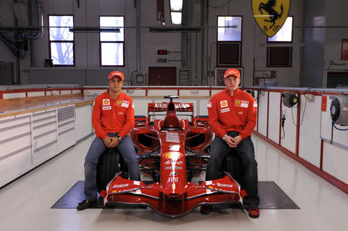 Felipe Massa y Kimi Räikkönen presentan el monoplaza de Ferrari para 2008