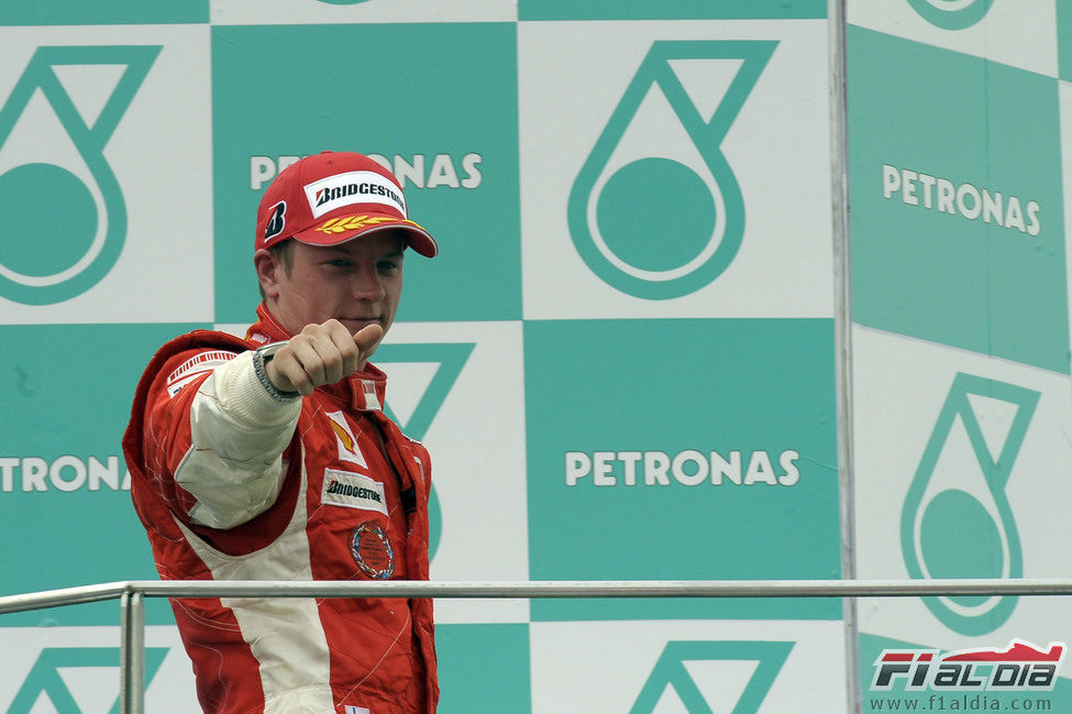 Kimi Räikkönen sube al podio de Malasia 2008
