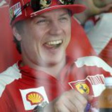 Kimi Räikkönen partiéndose de risa