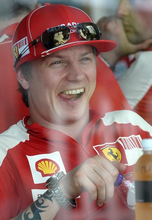 Kimi Räikkönen partiéndose de risa