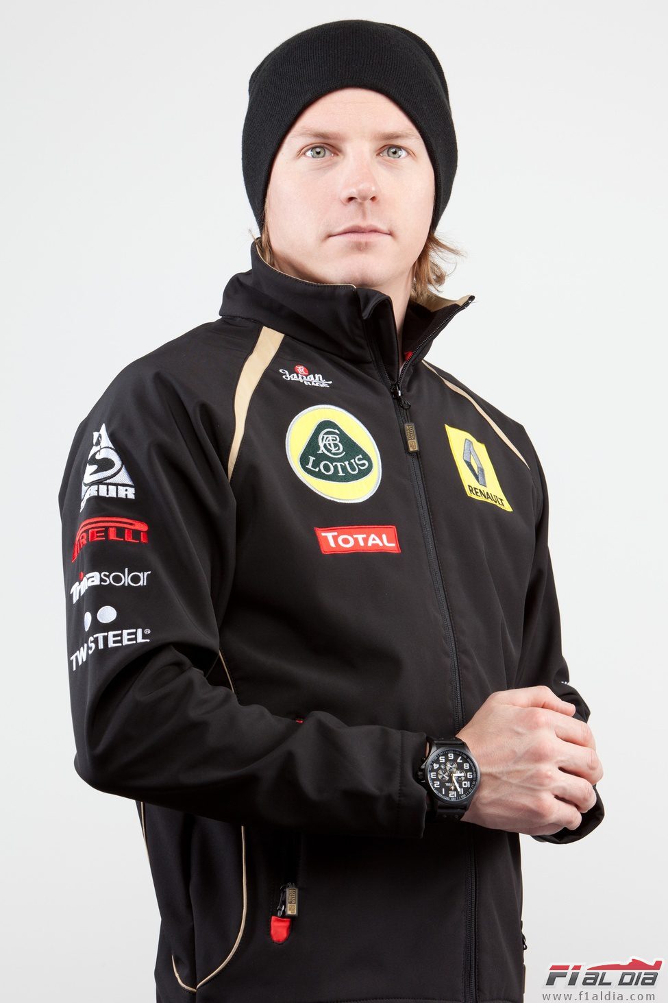 Kimi Räikkönen vestido con los colores de Lotus Renault GP