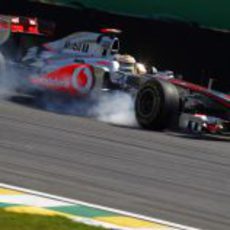 Lewis Hamilton bloquea neumáticos en los libres del GP de Brasil 2011