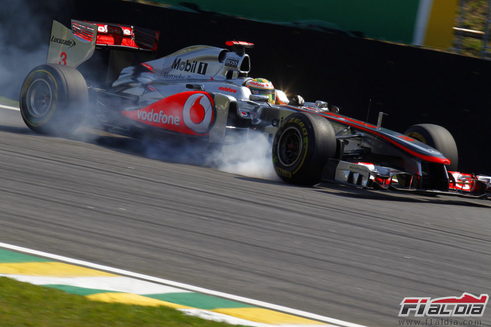 Lewis Hamilton bloquea neumáticos en los libres del GP de Brasil 2011