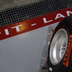 Neumáticos Pirelli en el 'pit lane'