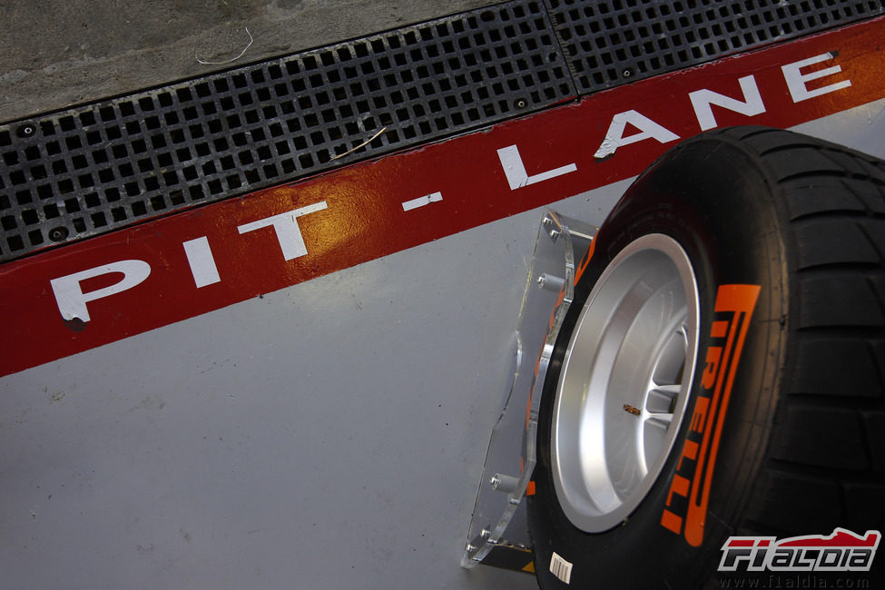 Neumáticos Pirelli en el 'pit lane'