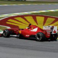 Fernando Alonso rueda en los entrenamientos del GP de Brasil 2011