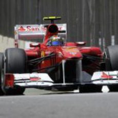 Felipe Massa entra en boxes durante los libres de Interlagos