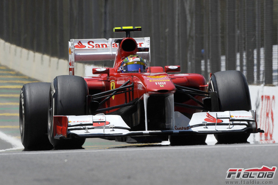 Felipe Massa entra en boxes durante los libres de Interlagos