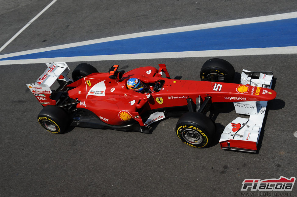 El Ferrari con Fernando Alonso a los mandos en el GP de Brasil 2011