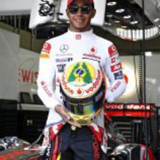 Lewis Hamilton muestra su casco especial para el GP de Brasil 2011