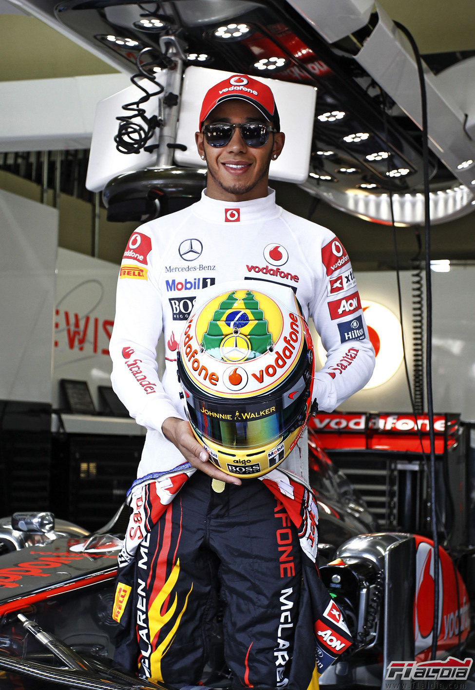 Lewis Hamilton muestra su casco especial para el GP de Brasil 2011