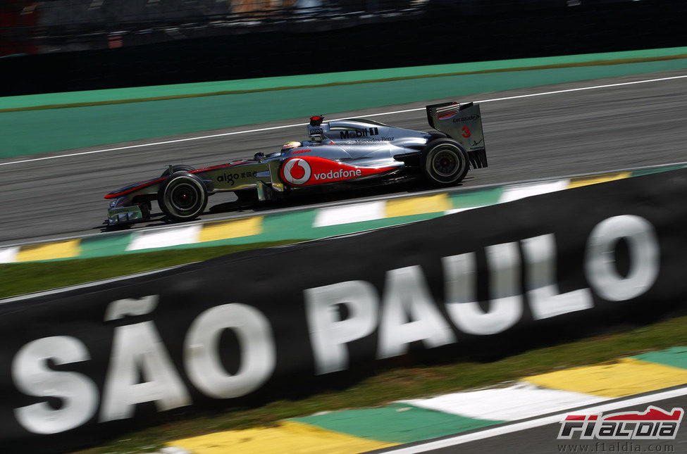 Lewis Hamilton rueda en el circuito de Interlagos