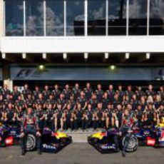 Foto de familia del equipo Red Bull en el GP de Brasil 2011