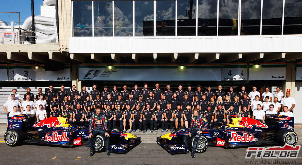 Foto de familia del equipo Red Bull en el GP de Brasil 2011