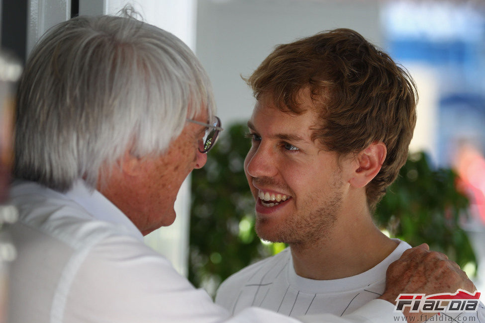 Bernie Ecclestone junto a Sebastian Vettel en el GP de Brasil 2011