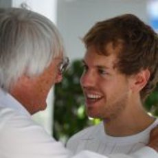 Bernie Ecclestone junto a Sebastian Vettel en el GP de Brasil 2011