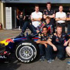 Sebastian Vettel tumbado en su coche en Interlagos