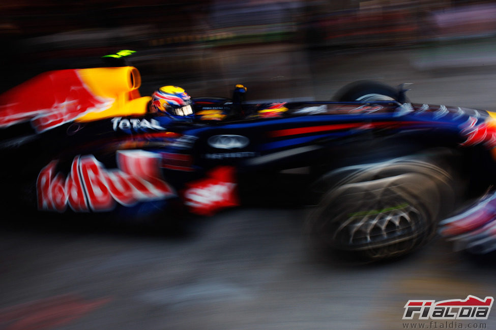 Mark Webber sale de boxes en Interlagos 2011